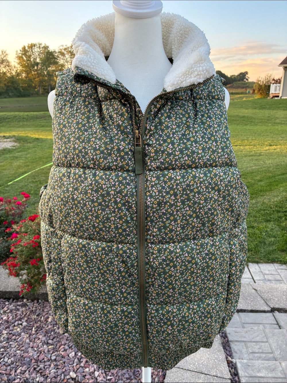 Universal Thread Green Floral Puffer Vest with Sherpa Collar M